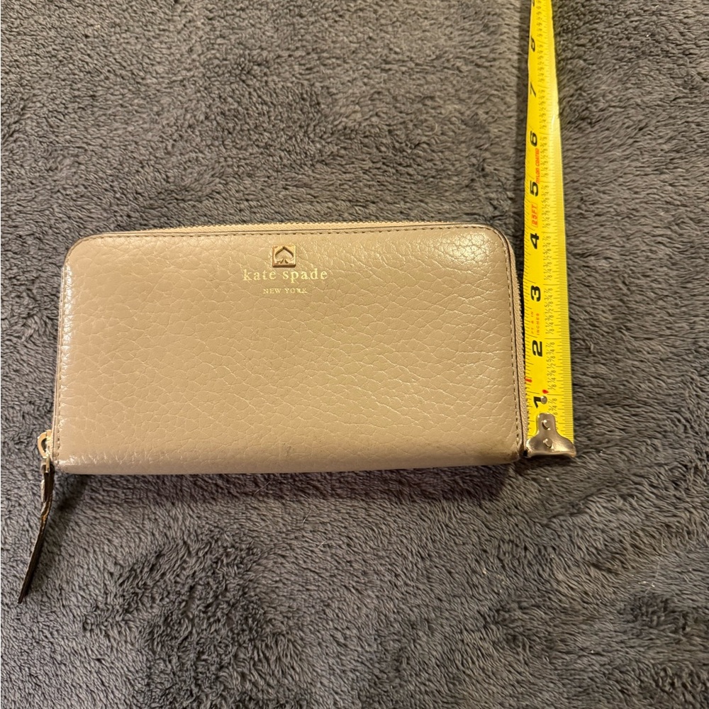 Kate Spade Taupe Pebbled Leather zip around Wallet - Picture 2 of 9